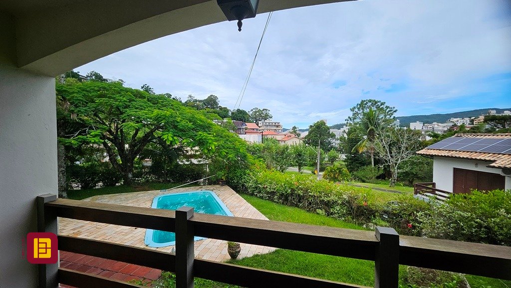 Casa de Condomínio com 190m², 4 quartos (sendo 1 suíte), 4 garagens, no bairro Carvoeira em Florianópolis