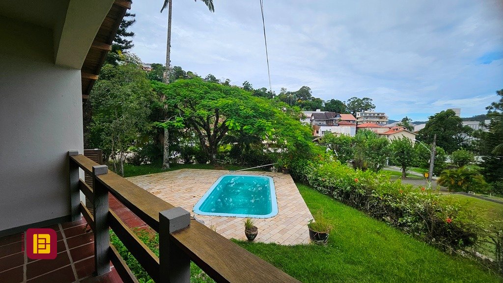 Casa de Condomínio com 190m², 4 quartos (sendo 1 suíte), 4 garagens, no bairro Carvoeira em Florianópolis