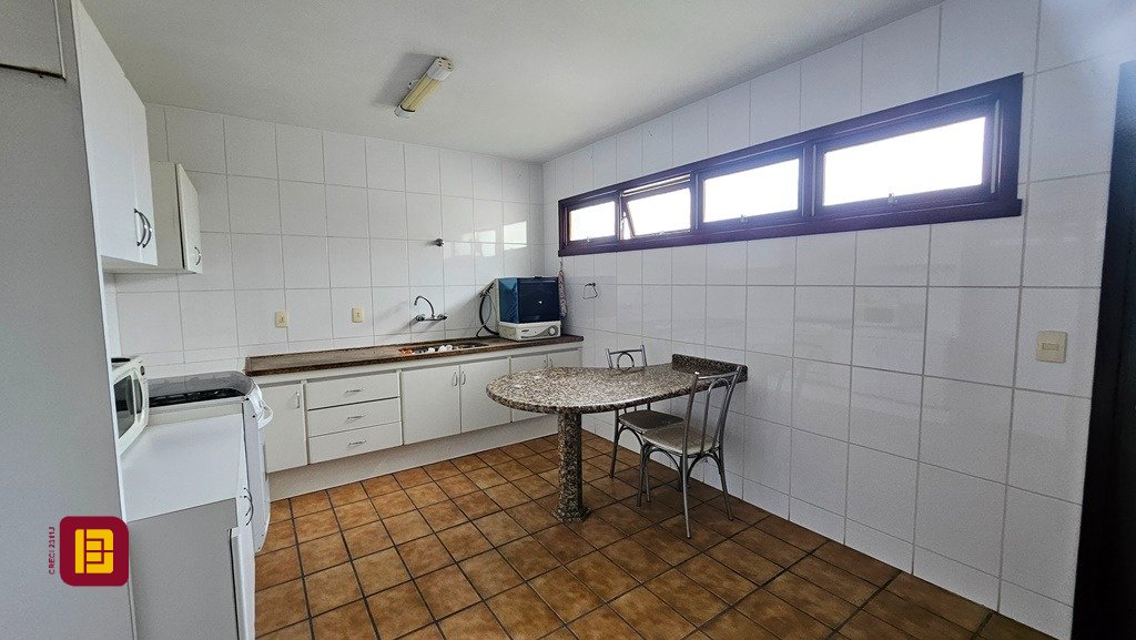 Casa de Condomínio com 190m², 4 quartos (sendo 1 suíte), 4 garagens, no bairro Carvoeira em Florianópolis