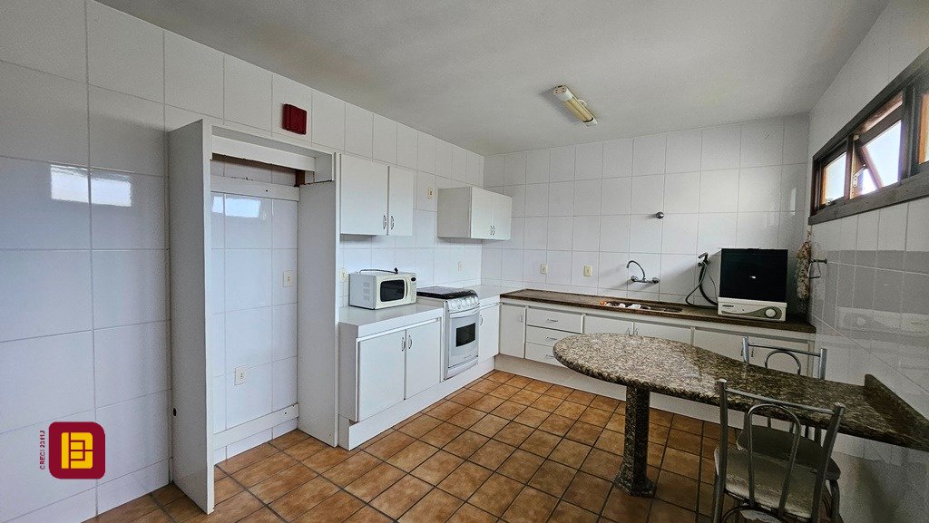 Casa de Condomínio com 190m², 4 quartos (sendo 1 suíte), 4 garagens, no bairro Carvoeira em Florianópolis