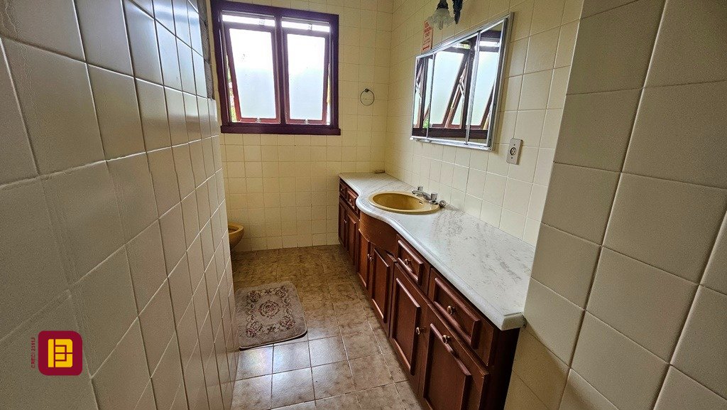 Casa de Condomínio com 190m², 4 quartos (sendo 1 suíte), 4 garagens, no bairro Carvoeira em Florianópolis