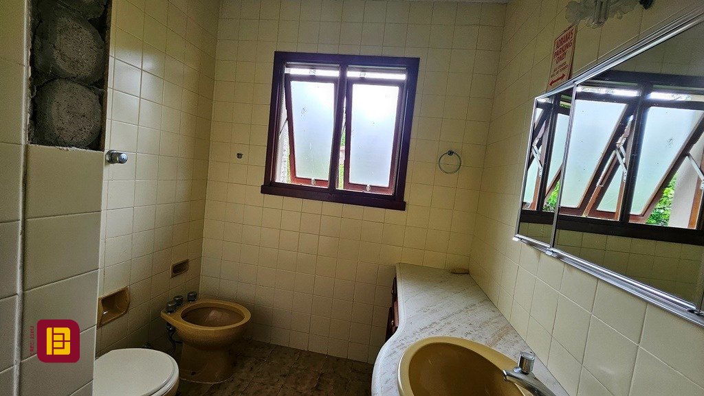 Casa de Condomínio com 190m², 4 quartos (sendo 1 suíte), 4 garagens, no bairro Carvoeira em Florianópolis