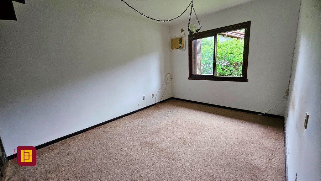 Casa de Condomínio com 190m², 4 quartos (sendo 1 suíte), 4 garagens, no bairro Carvoeira em Florianópolis