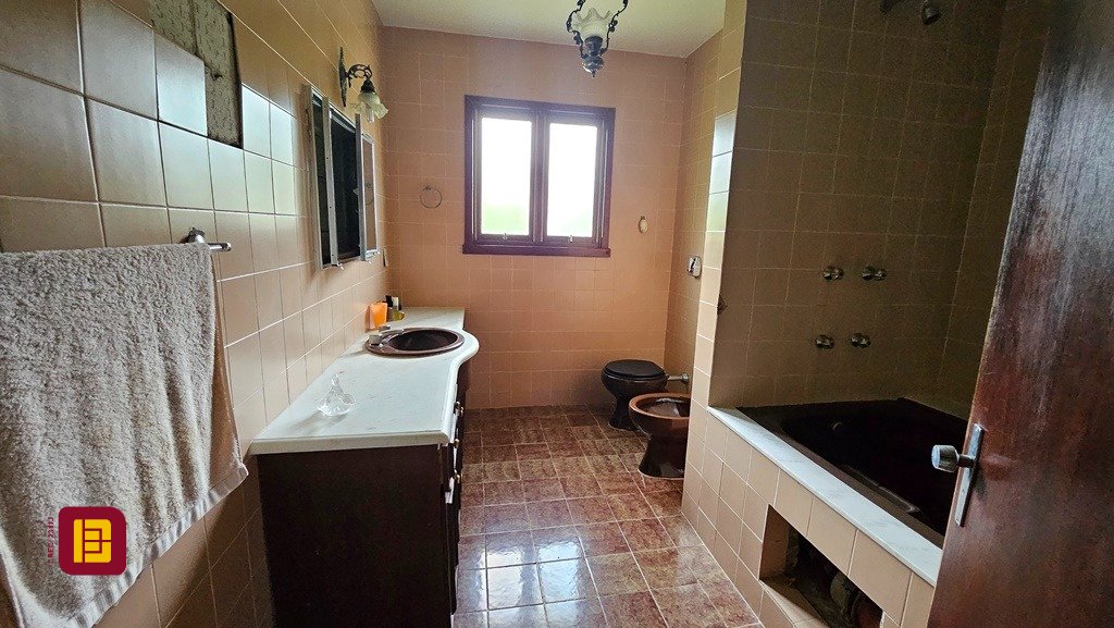 Casa de Condomínio com 190m², 4 quartos (sendo 1 suíte), 4 garagens, no bairro Carvoeira em Florianópolis