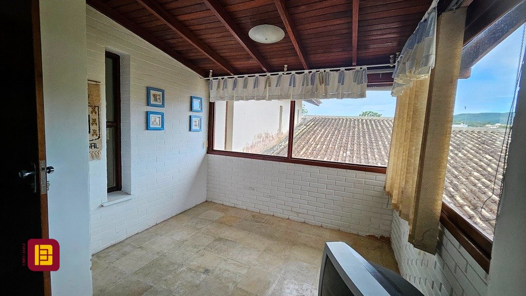 Casa de Condomínio com 190m², 4 quartos (sendo 1 suíte), 4 garagens, no bairro Carvoeira em Florianópolis