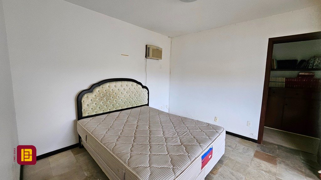 Casa de Condomínio com 190m², 4 quartos (sendo 1 suíte), 4 garagens, no bairro Carvoeira em Florianópolis