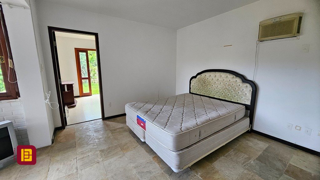 Casa de Condomínio com 190m², 4 quartos (sendo 1 suíte), 4 garagens, no bairro Carvoeira em Florianópolis