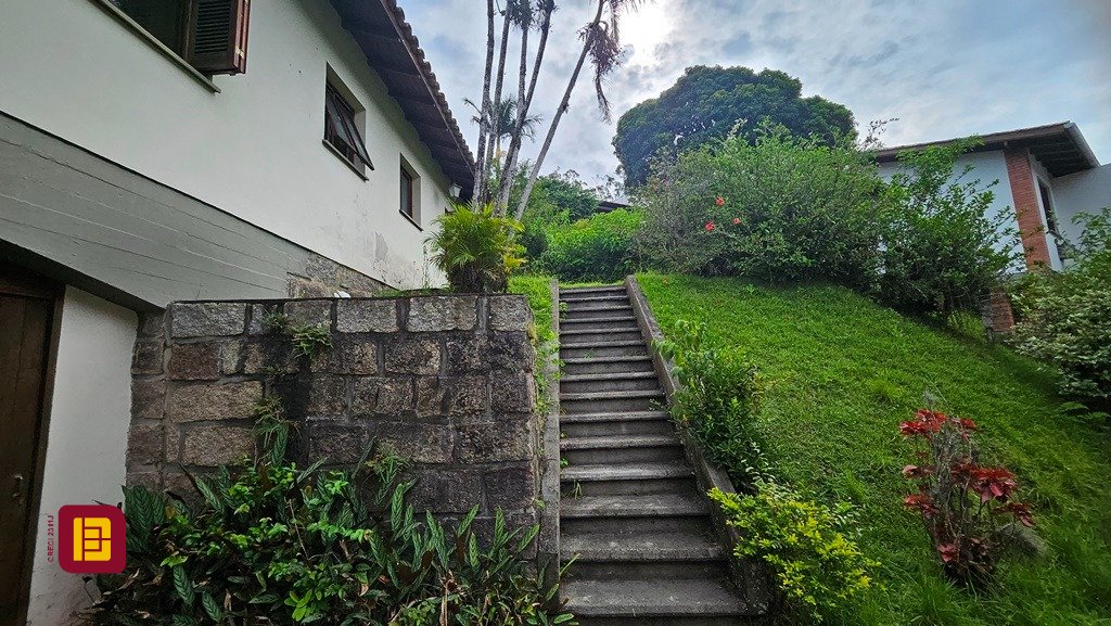 Casa de Condomínio com 190m², 4 quartos (sendo 1 suíte), 4 garagens, no bairro Carvoeira em Florianópolis