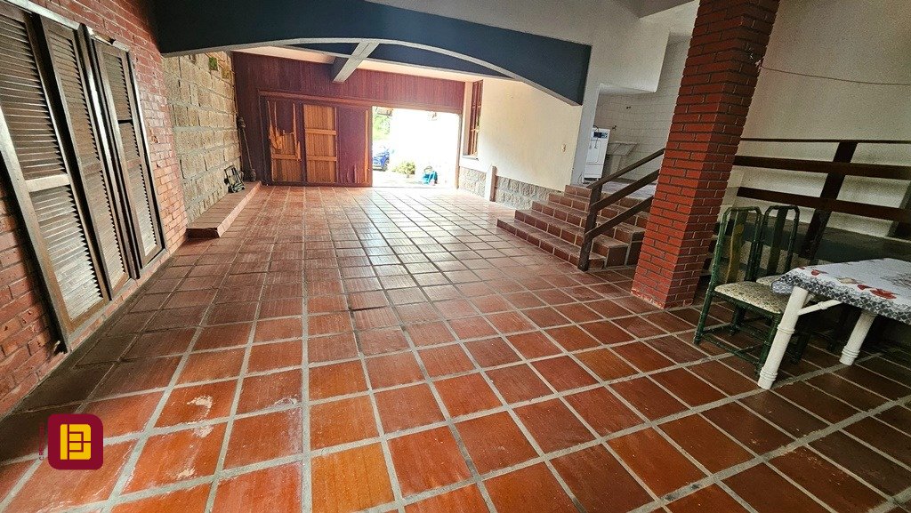 Casa de Condomínio com 190m², 4 quartos (sendo 1 suíte), 4 garagens, no bairro Carvoeira em Florianópolis