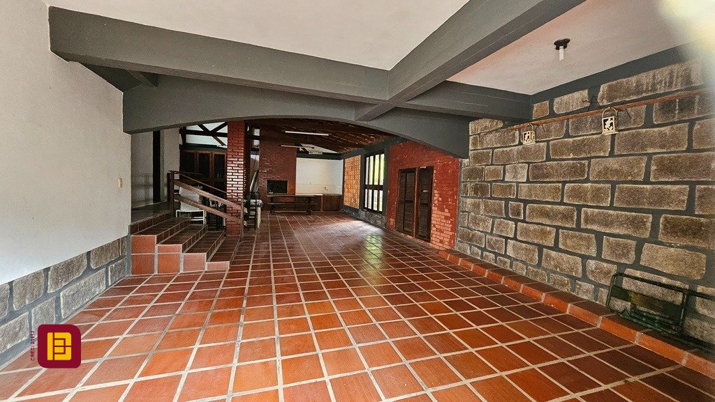Casa de Condomínio com 190m², 4 quartos (sendo 1 suíte), 4 garagens, no bairro Carvoeira em Florianópolis