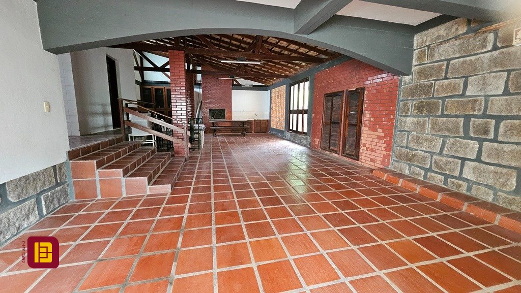 Casa de Condomínio com 190m², 4 quartos (sendo 1 suíte), 4 garagens, no bairro Carvoeira em Florianópolis