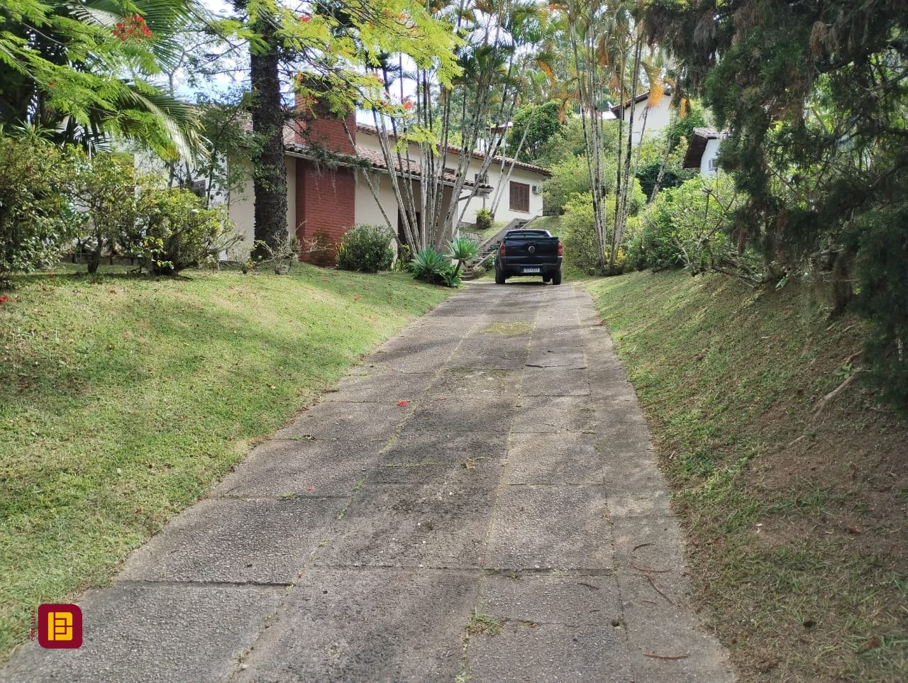 Casa de Condomínio com 190m², 4 quartos (sendo 1 suíte), 4 garagens, no bairro Carvoeira em Florianópolis