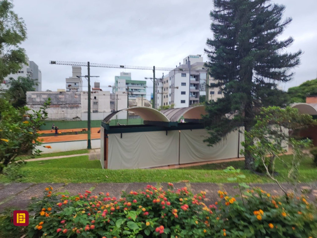 Casa de Condomínio com 190m², 4 quartos (sendo 1 suíte), 4 garagens, no bairro Carvoeira em Florianópolis