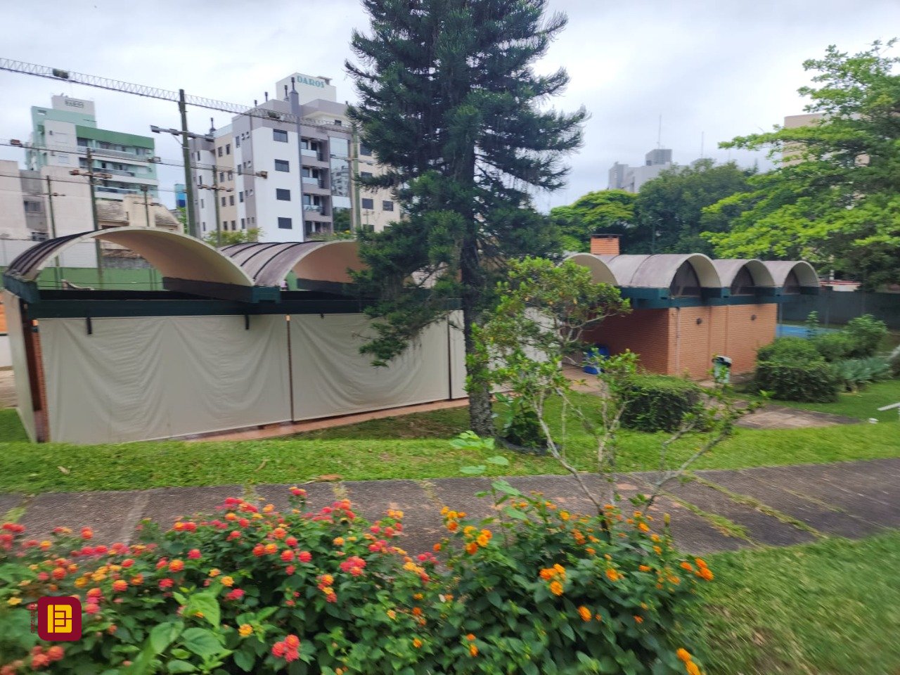 Casa de Condomínio com 190m², 4 quartos (sendo 1 suíte), 4 garagens, no bairro Carvoeira em Florianópolis