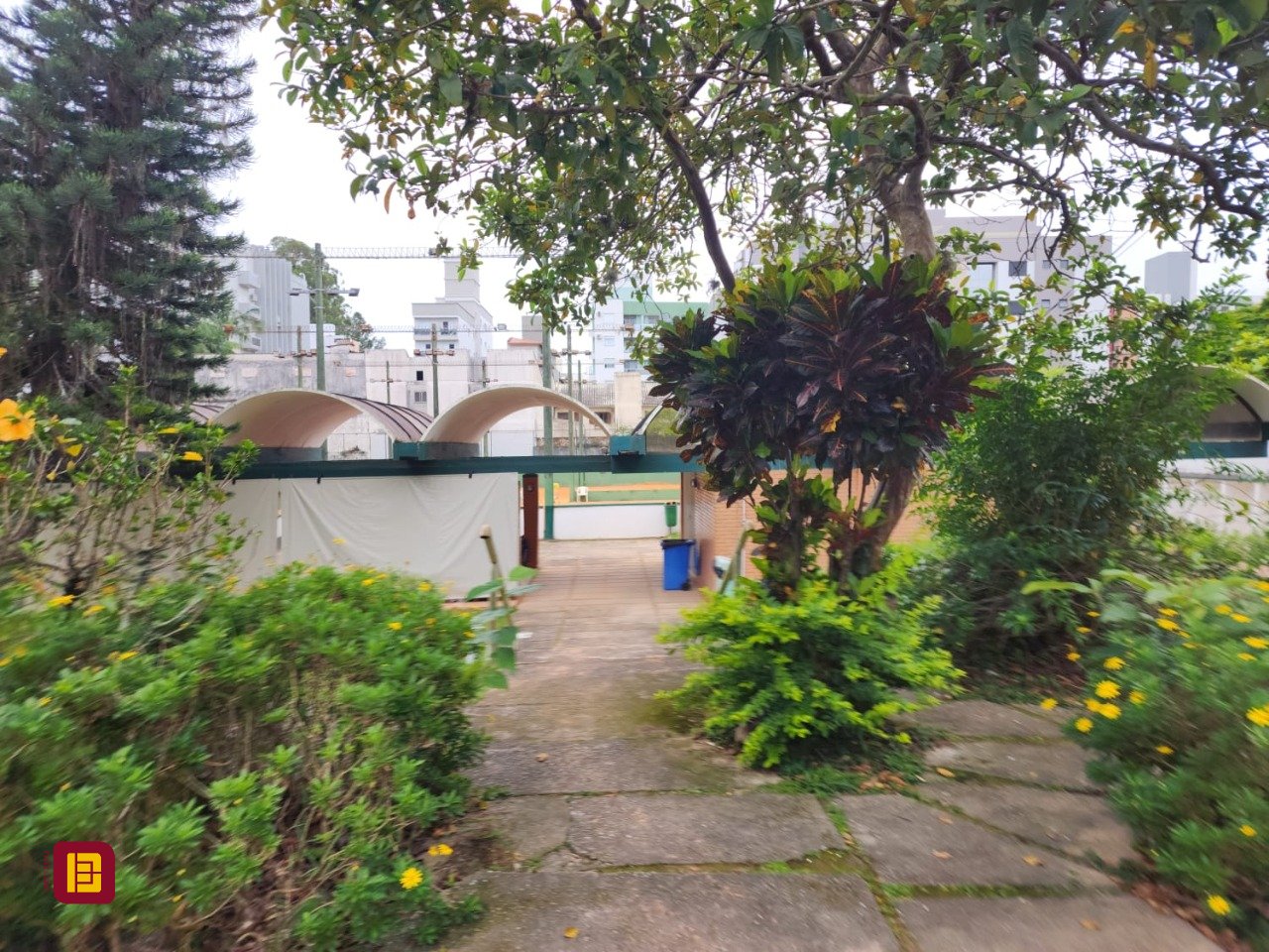 Casa de Condomínio com 190m², 4 quartos (sendo 1 suíte), 4 garagens, no bairro Carvoeira em Florianópolis