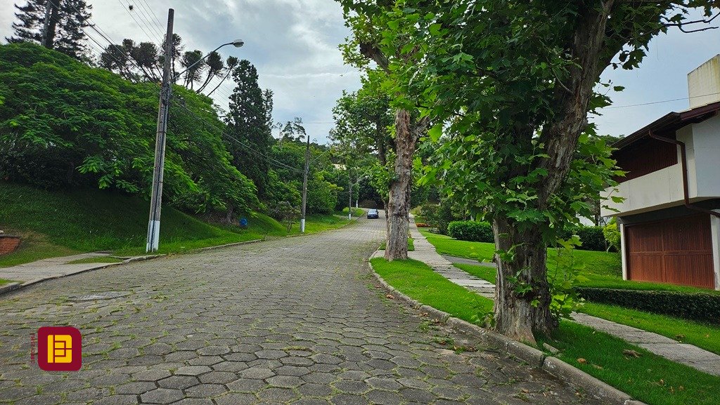 Casa de Condomínio com 190m², 4 quartos (sendo 1 suíte), 4 garagens, no bairro Carvoeira em Florianópolis
