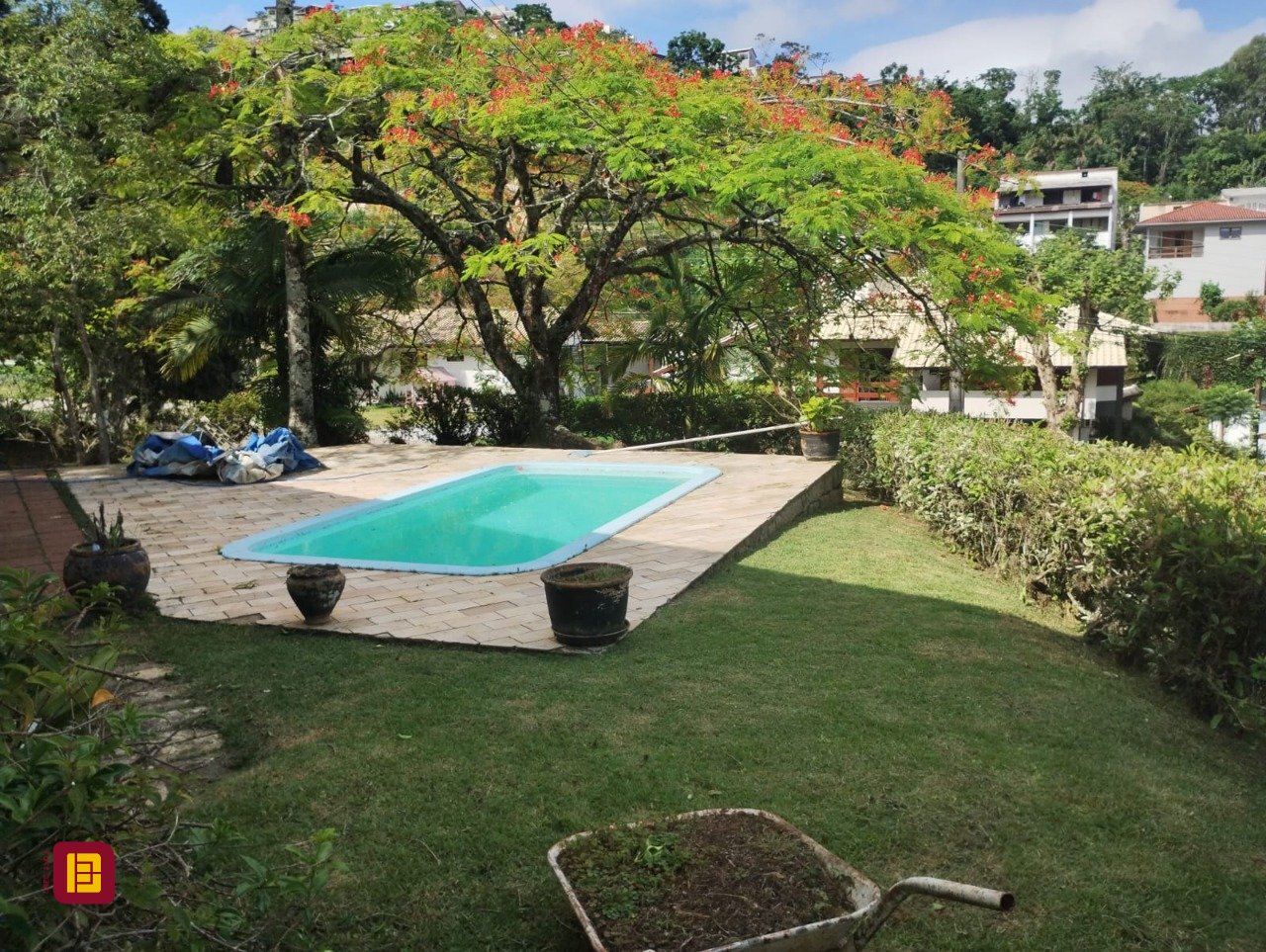 Casa de Condomínio com 190m², 5 quartos (sendo 1 suíte), 4 garagens, no bairro Carvoeira em Florianópolis