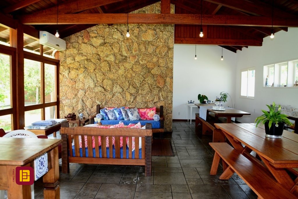 Casa com 158m², 4 quartos (sendo 1 suíte), no bairro Lagoa da Conceição em Florianópolis