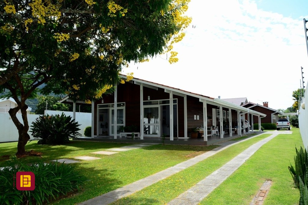 Casa com 158m², 4 quartos (sendo 1 suíte), no bairro Lagoa da Conceição em Florianópolis