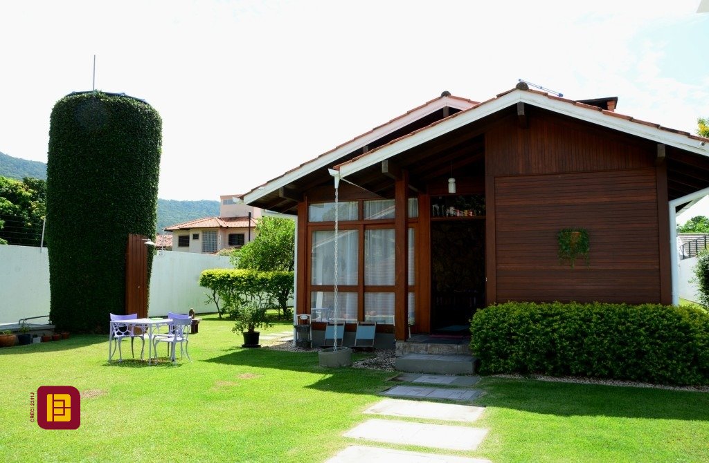 Casa com 158m², 4 quartos (sendo 1 suíte), no bairro Lagoa da Conceição em Florianópolis