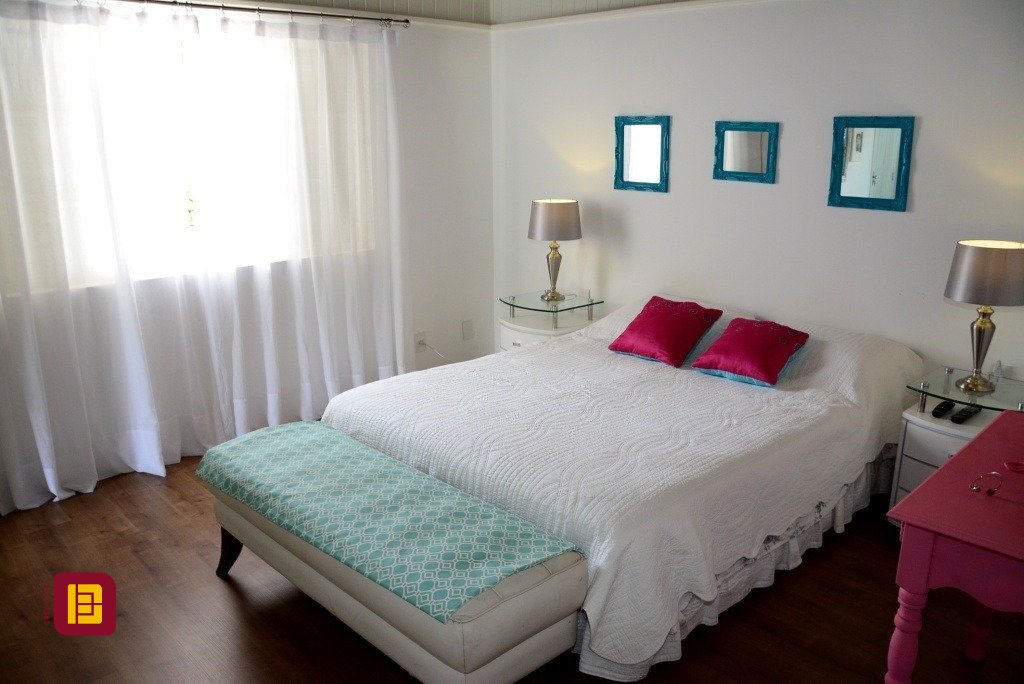 Casa com 158m², 4 quartos (sendo 1 suíte), no bairro Lagoa da Conceição em Florianópolis