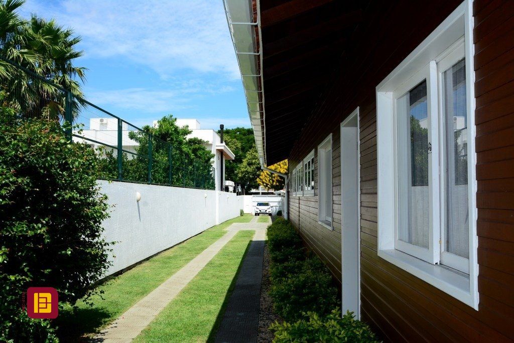 Casa com 158m², 4 quartos (sendo 1 suíte), no bairro Lagoa da Conceição em Florianópolis