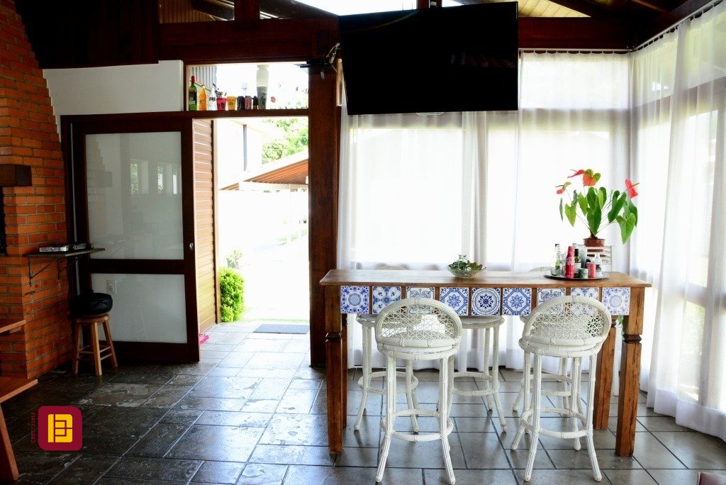 Casa com 158m², 4 quartos (sendo 1 suíte), no bairro Lagoa da Conceição em Florianópolis