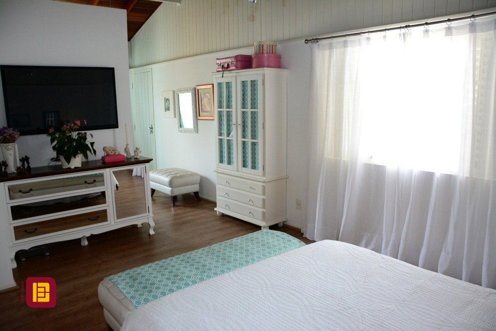 Casa com 158m², 4 quartos (sendo 1 suíte), no bairro Lagoa da Conceição em Florianópolis