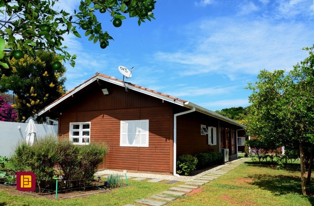 Casa com 158m², 4 quartos (sendo 1 suíte), no bairro Lagoa da Conceição em Florianópolis