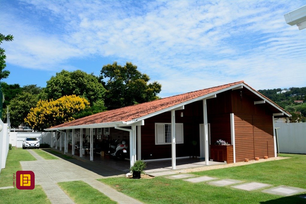 Casa com 158m², 4 quartos (sendo 1 suíte), no bairro Lagoa da Conceição em Florianópolis