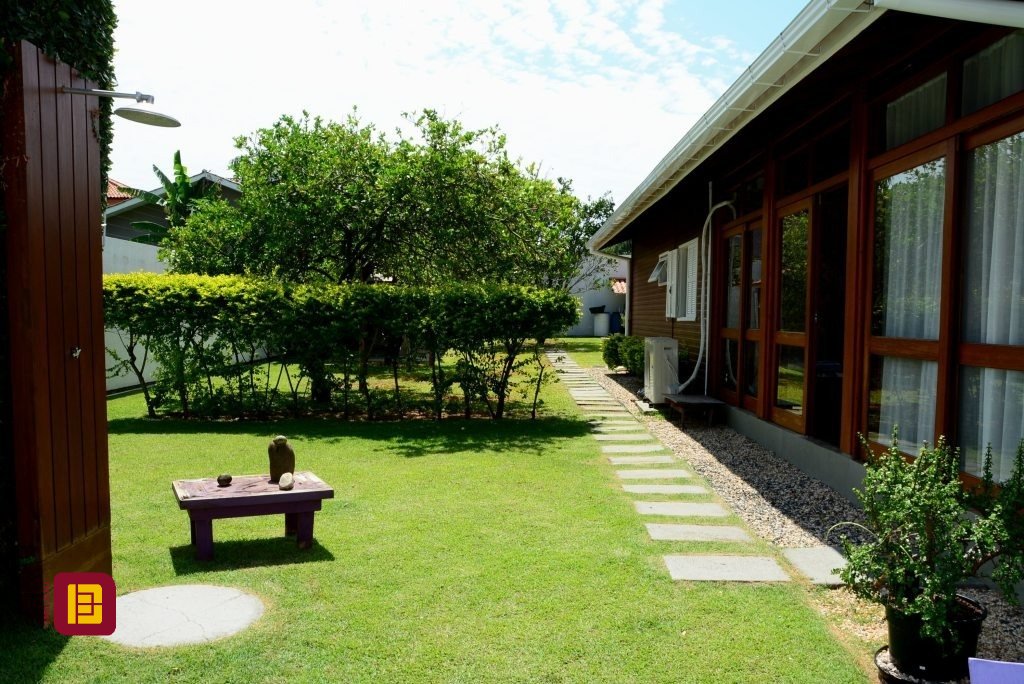 Casa com 158m², 4 quartos (sendo 1 suíte), no bairro Lagoa da Conceição em Florianópolis