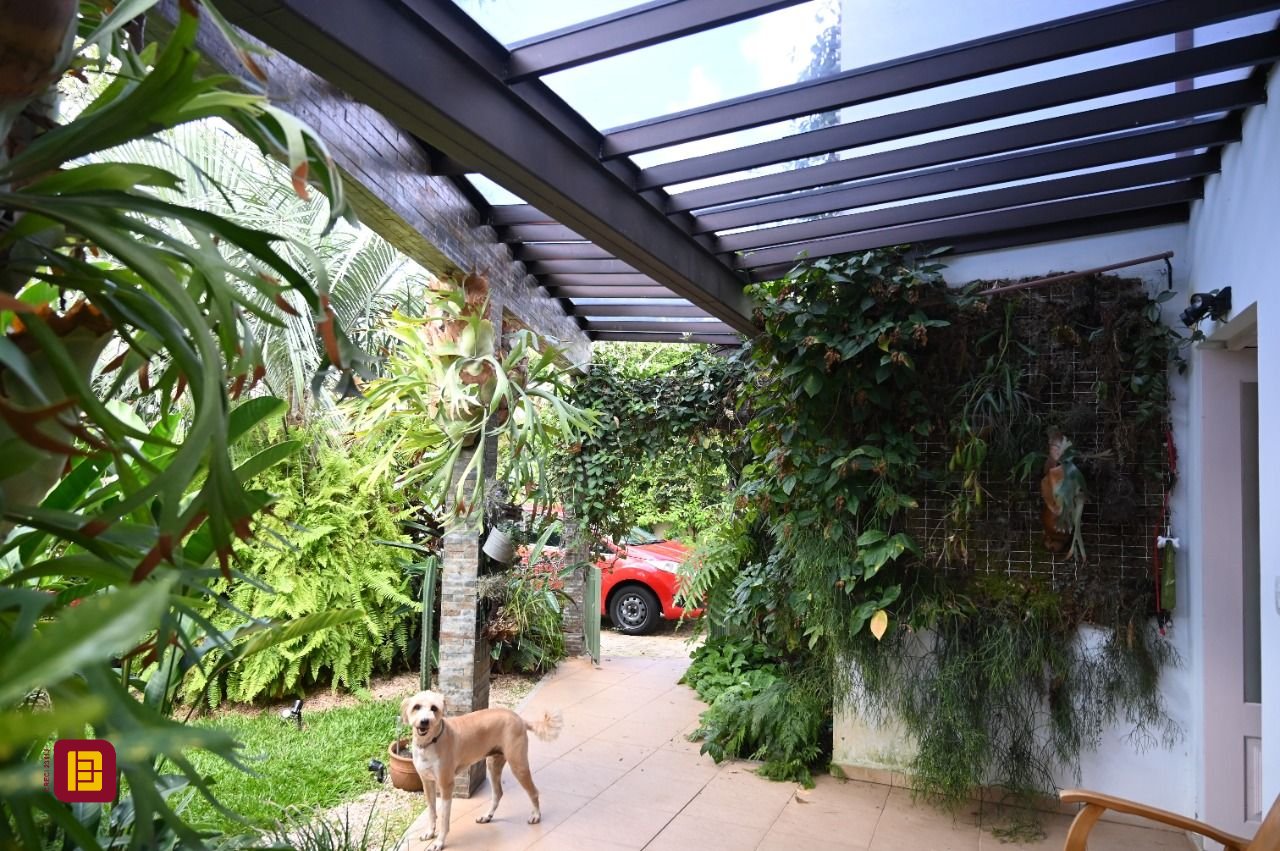 Casa de Condomínio com 320m², 4 quartos (sendo 4 suítes), 4 garagens, no bairro Canto da Lagoa em Florianópolis
