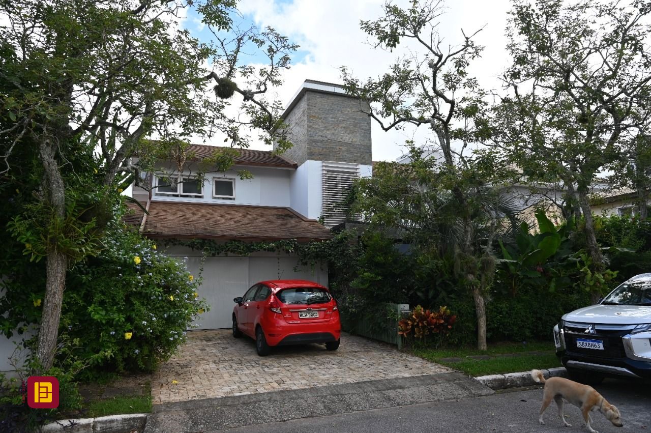 Casa de Condomínio com 320m², 4 quartos (sendo 4 suítes), 4 garagens, no bairro Canto da Lagoa em Florianópolis