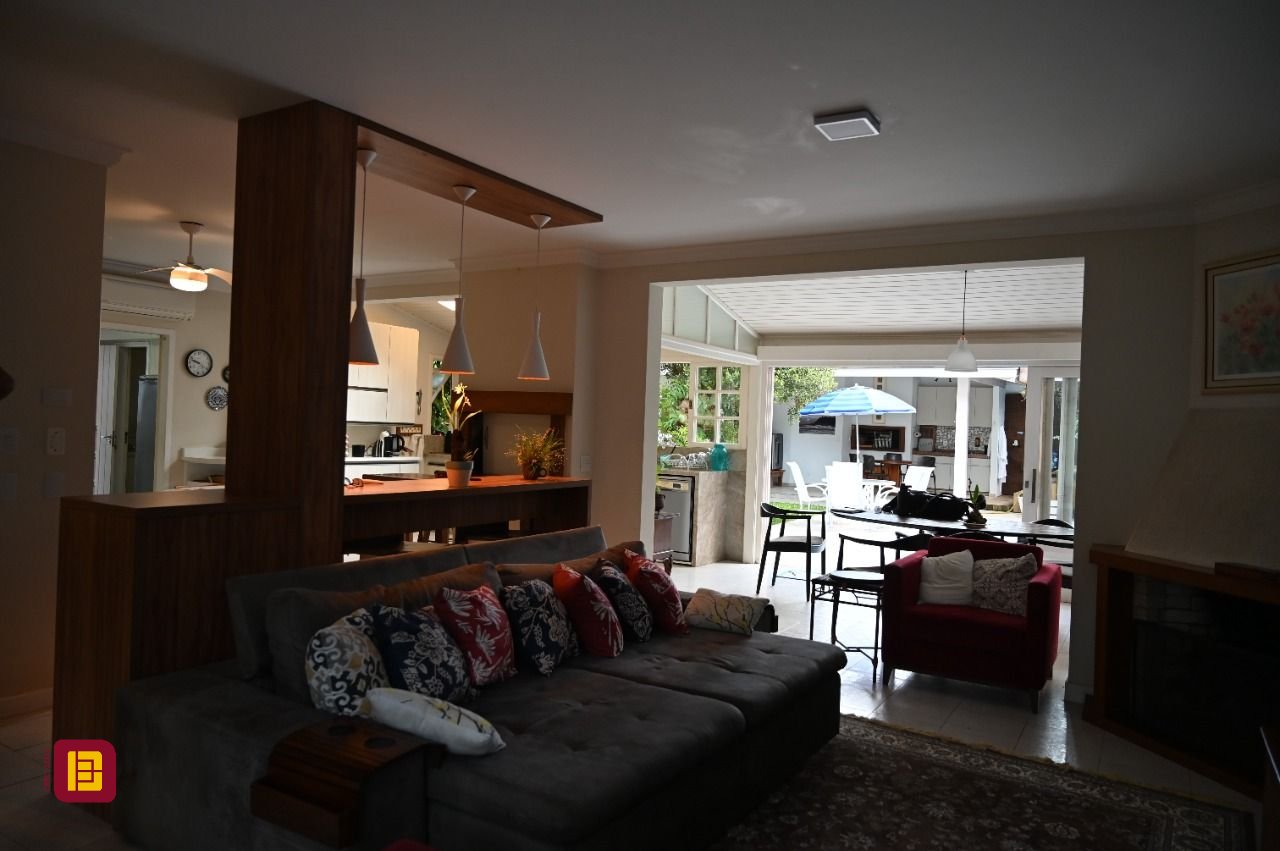 Casa de Condomínio com 320m², 4 quartos (sendo 4 suítes), 4 garagens, no bairro Canto da Lagoa em Florianópolis
