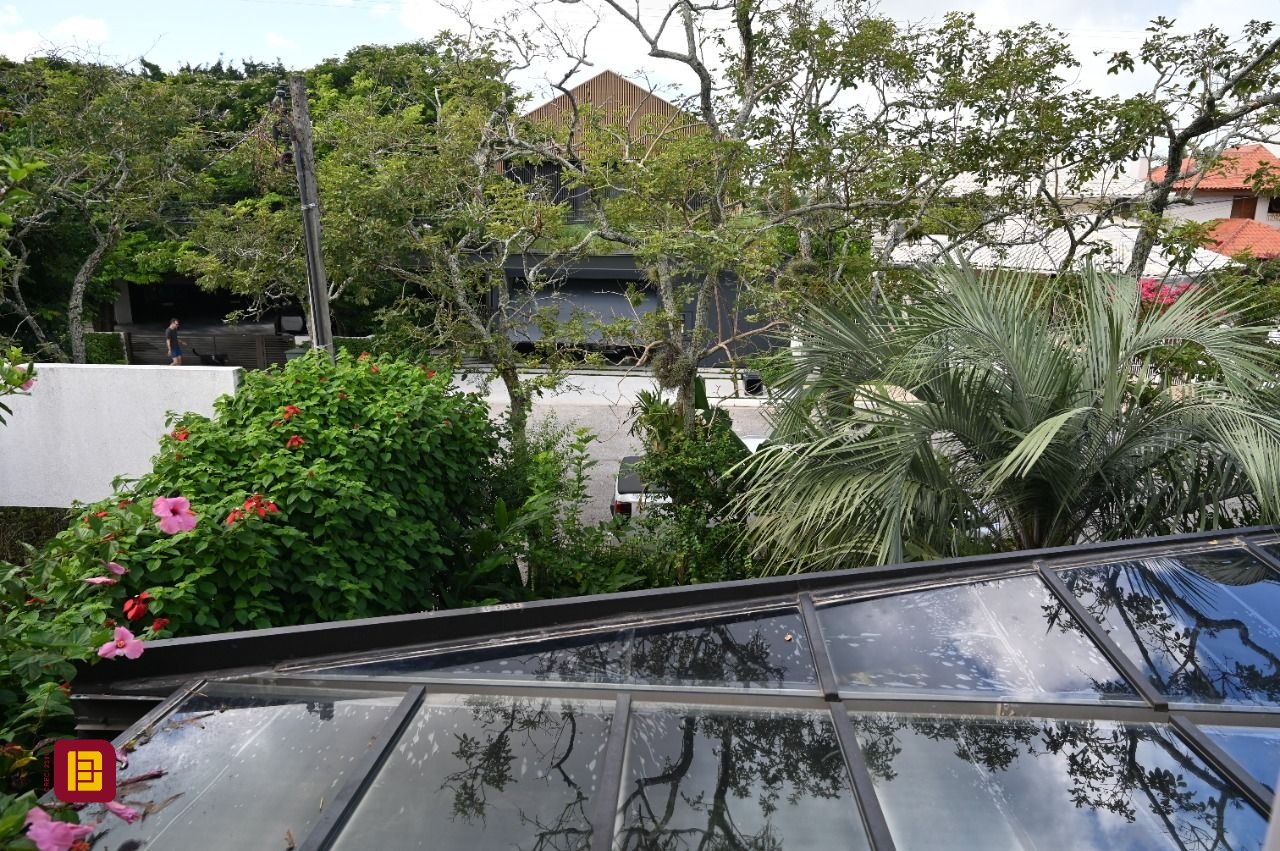 Casa de Condomínio com 320m², 4 quartos (sendo 4 suítes), 4 garagens, no bairro Canto da Lagoa em Florianópolis