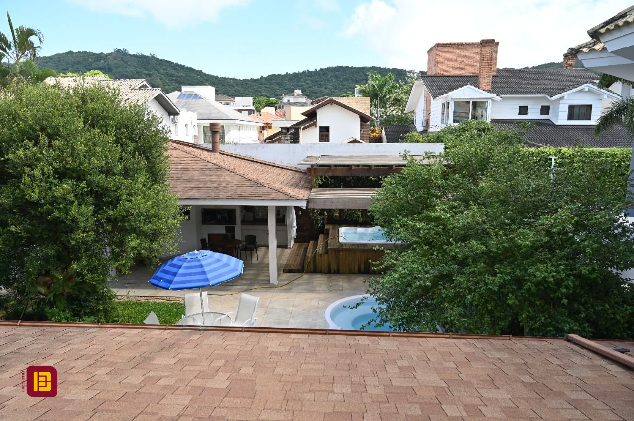 Casa de Condomínio com 320m², 4 quartos (sendo 4 suítes), 4 garagens, no bairro Canto da Lagoa em Florianópolis
