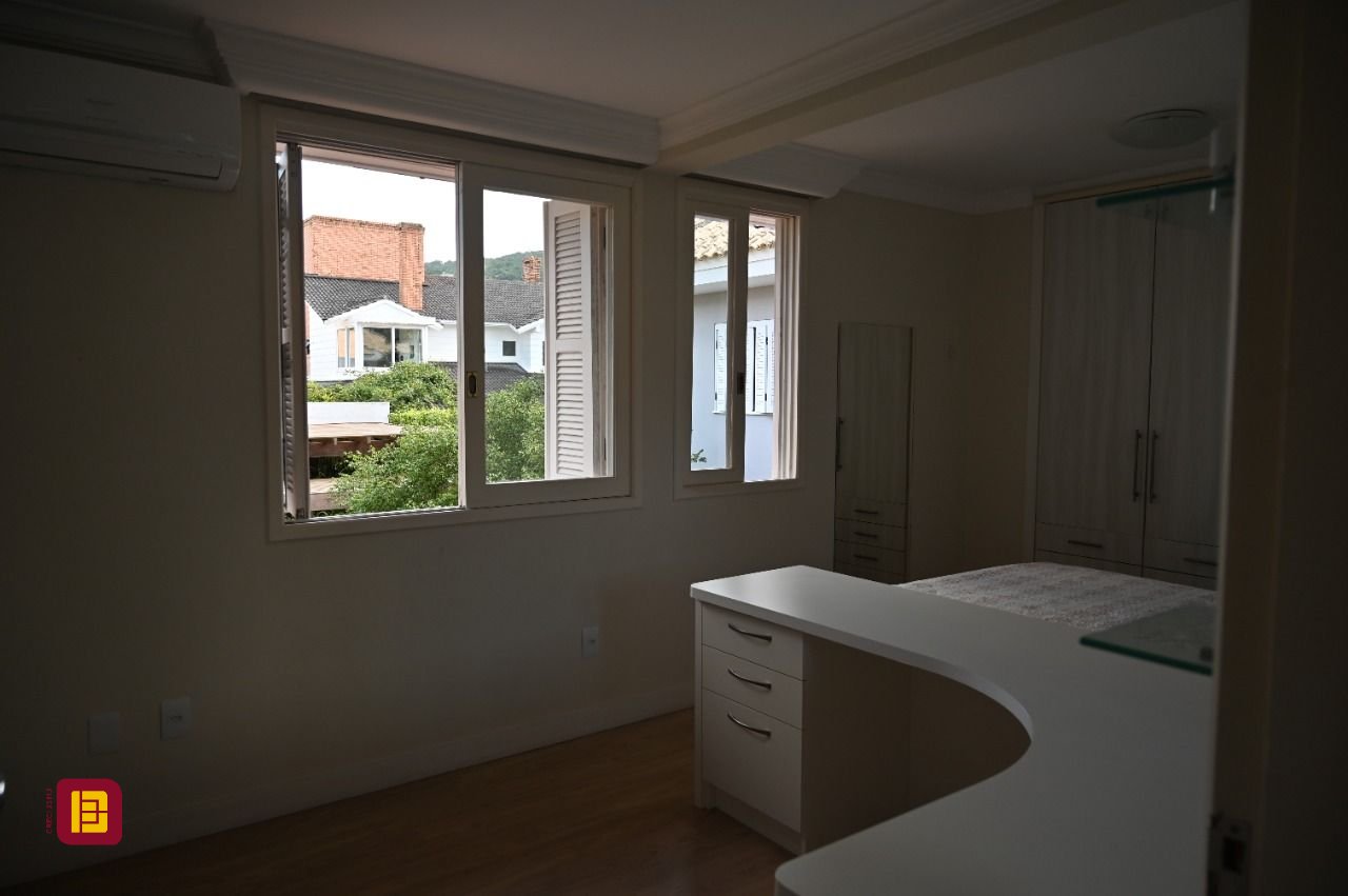 Casa de Condomínio com 320m², 4 quartos (sendo 4 suítes), 4 garagens, no bairro Canto da Lagoa em Florianópolis