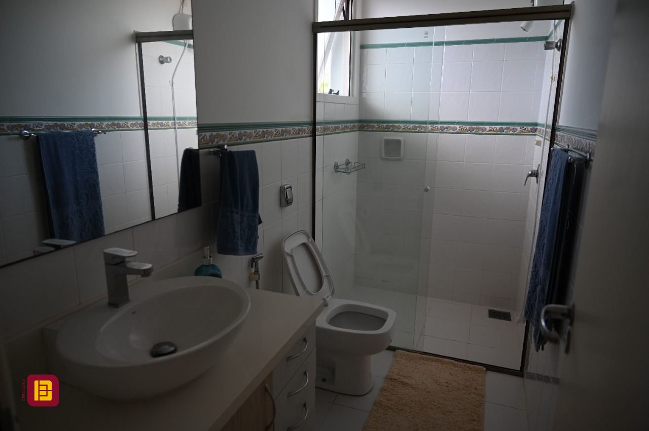 Casa de Condomínio com 320m², 4 quartos (sendo 4 suítes), 4 garagens, no bairro Canto da Lagoa em Florianópolis