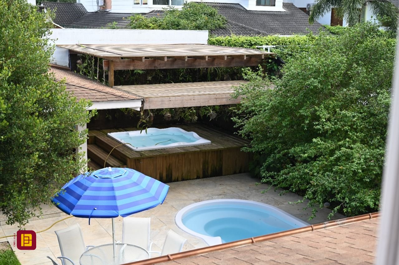 Casa de Condomínio com 320m², 4 quartos (sendo 4 suítes), 4 garagens, no bairro Canto da Lagoa em Florianópolis