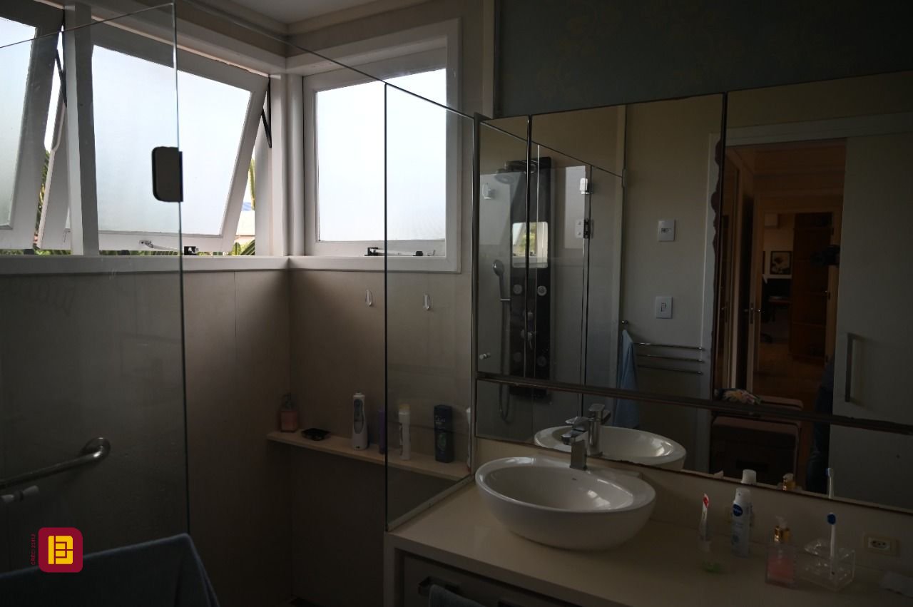 Casa de Condomínio com 320m², 4 quartos (sendo 4 suítes), 4 garagens, no bairro Canto da Lagoa em Florianópolis