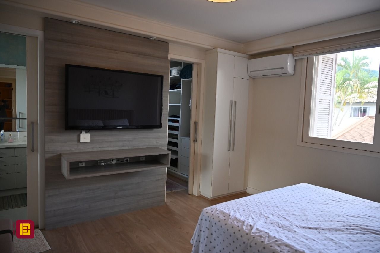 Casa de Condomínio com 320m², 4 quartos (sendo 4 suítes), 4 garagens, no bairro Canto da Lagoa em Florianópolis