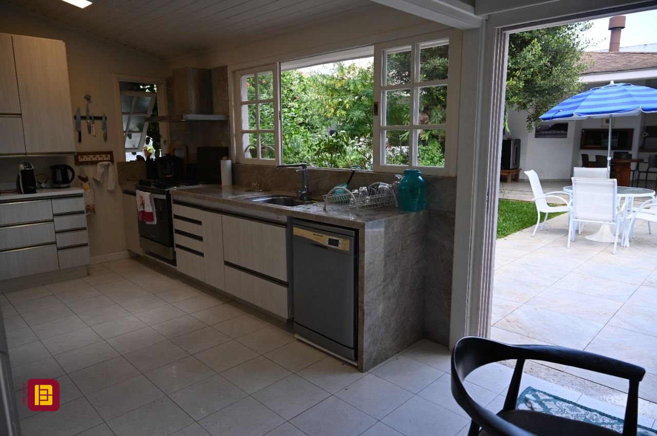 Casa de Condomínio com 320m², 4 quartos (sendo 4 suítes), 4 garagens, no bairro Canto da Lagoa em Florianópolis