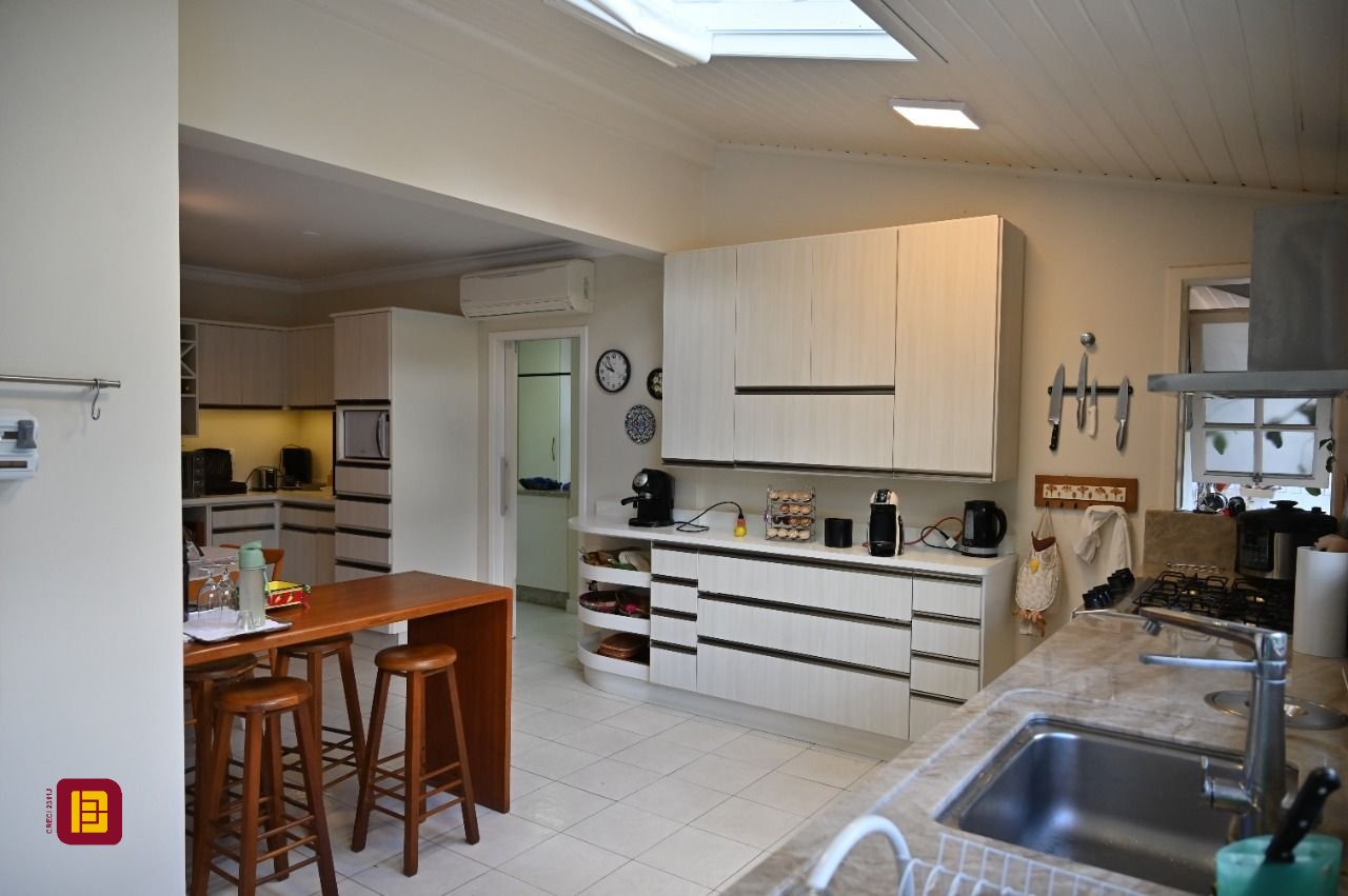 Casa de Condomínio com 320m², 4 quartos (sendo 4 suítes), 4 garagens, no bairro Canto da Lagoa em Florianópolis