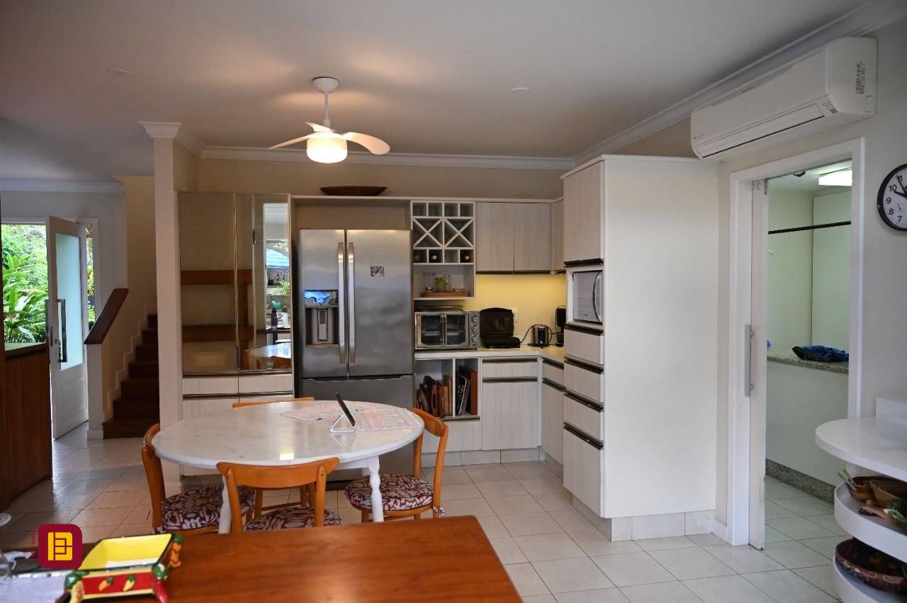 Casa de Condomínio com 320m², 4 quartos (sendo 4 suítes), 4 garagens, no bairro Canto da Lagoa em Florianópolis