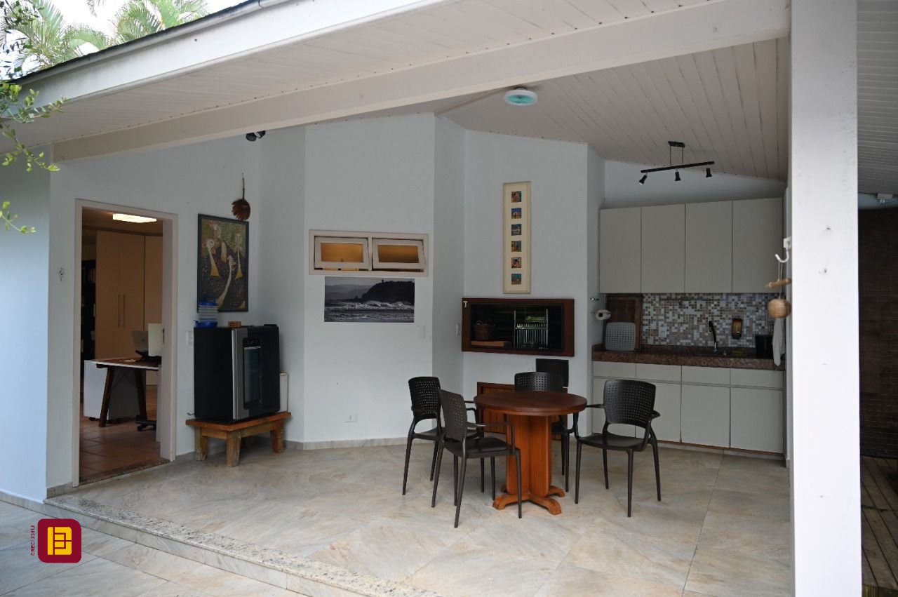 Casa de Condomínio com 320m², 4 quartos (sendo 4 suítes), 4 garagens, no bairro Canto da Lagoa em Florianópolis