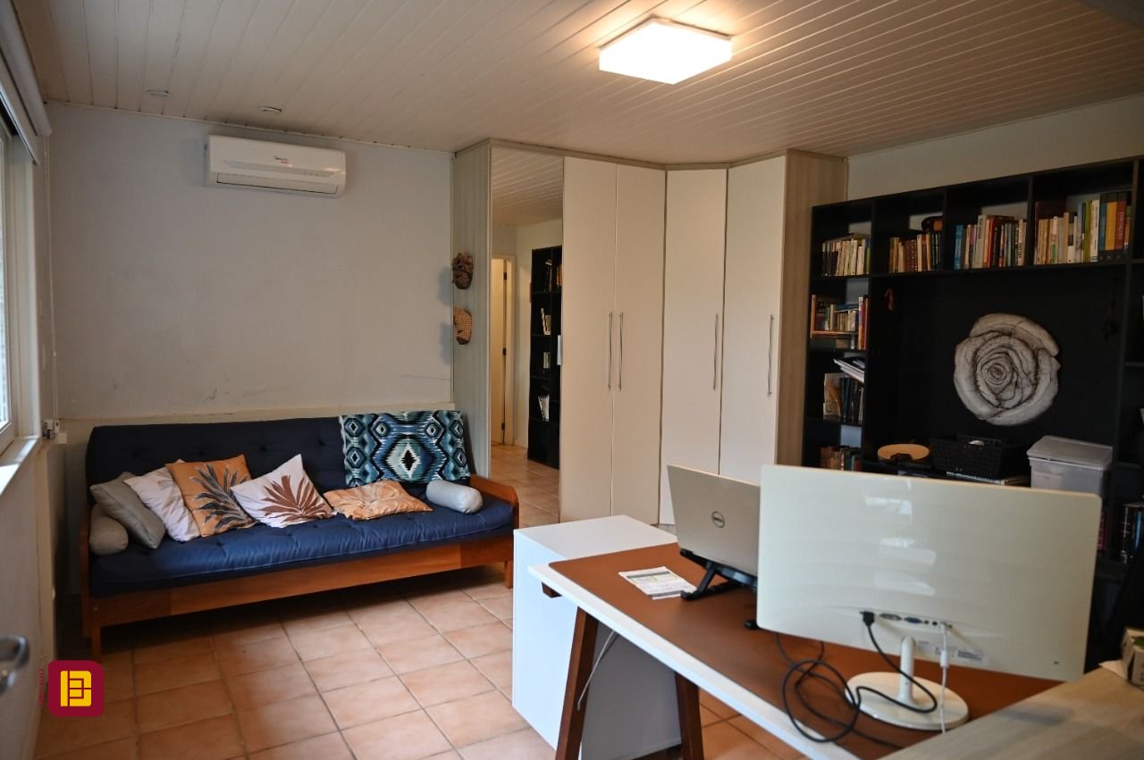 Casa de Condomínio com 320m², 4 quartos (sendo 4 suítes), 4 garagens, no bairro Canto da Lagoa em Florianópolis