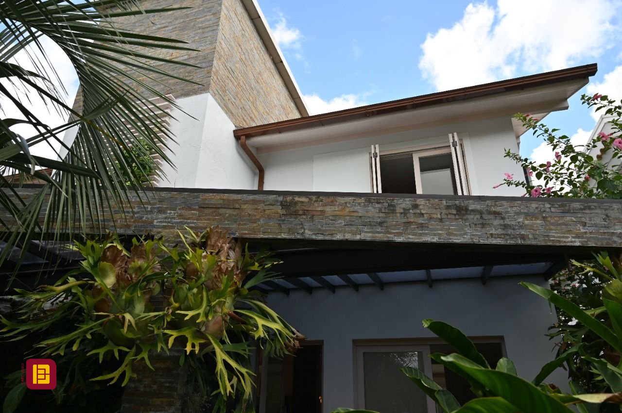 Casa de Condomínio com 320m², 8 quartos (sendo 4 suítes), 4 garagens, no bairro Canto da Lagoa em Florianópolis