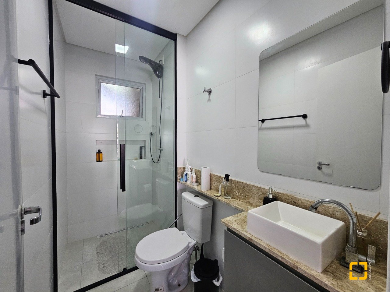 Casa com 120m², 3 quartos (sendo 2 suítes), 2 garagens, no bairro Areias em São José