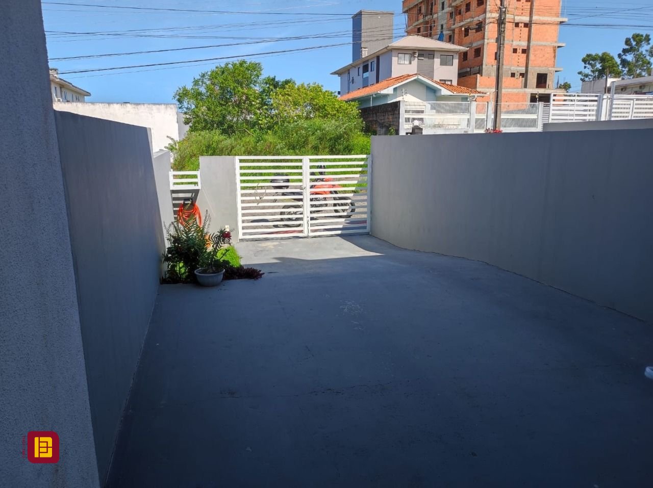 Casa com 120m², 3 quartos (sendo 2 suítes), 2 garagens, no bairro Areias em São José