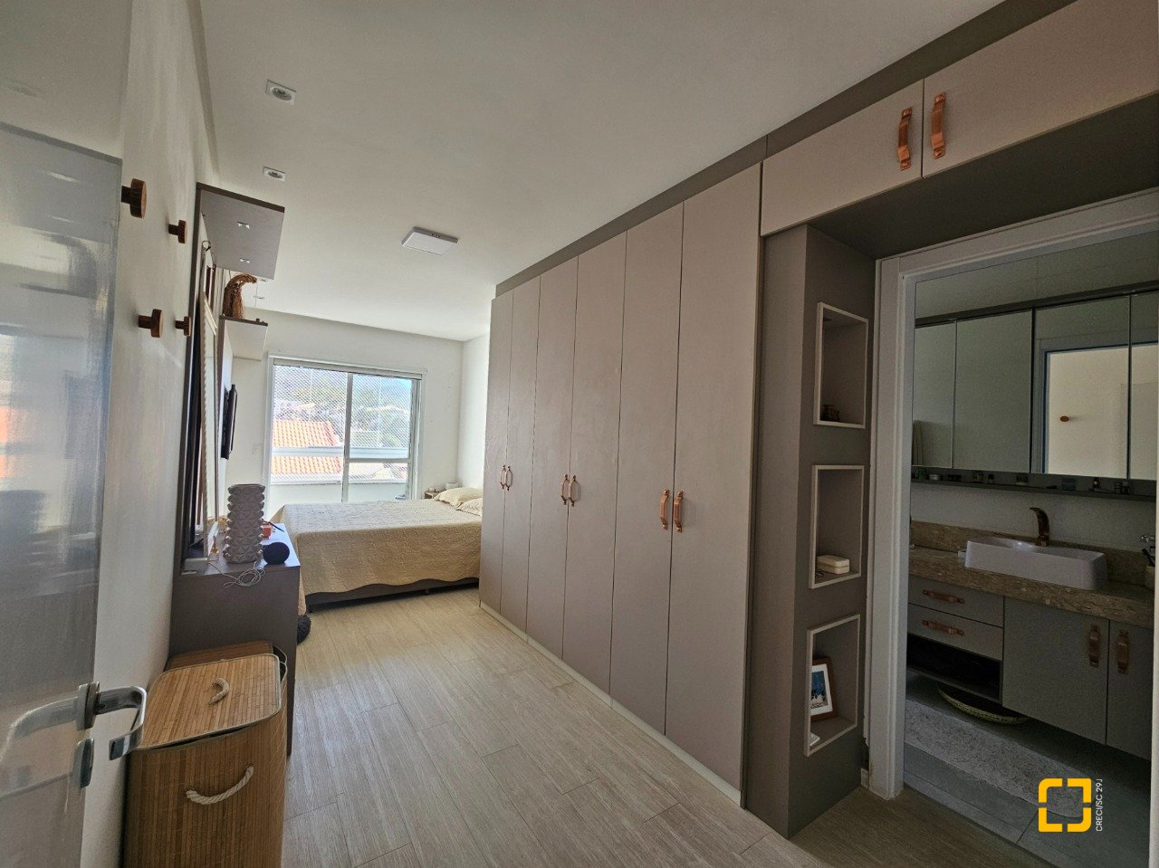 Casa com 120m², 3 quartos (sendo 2 suítes), 2 garagens, no bairro Areias em São José